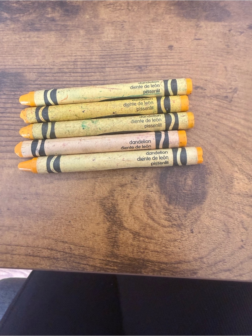 Set of vintage / collectible / discontinued Crayola crayons - Dandelion